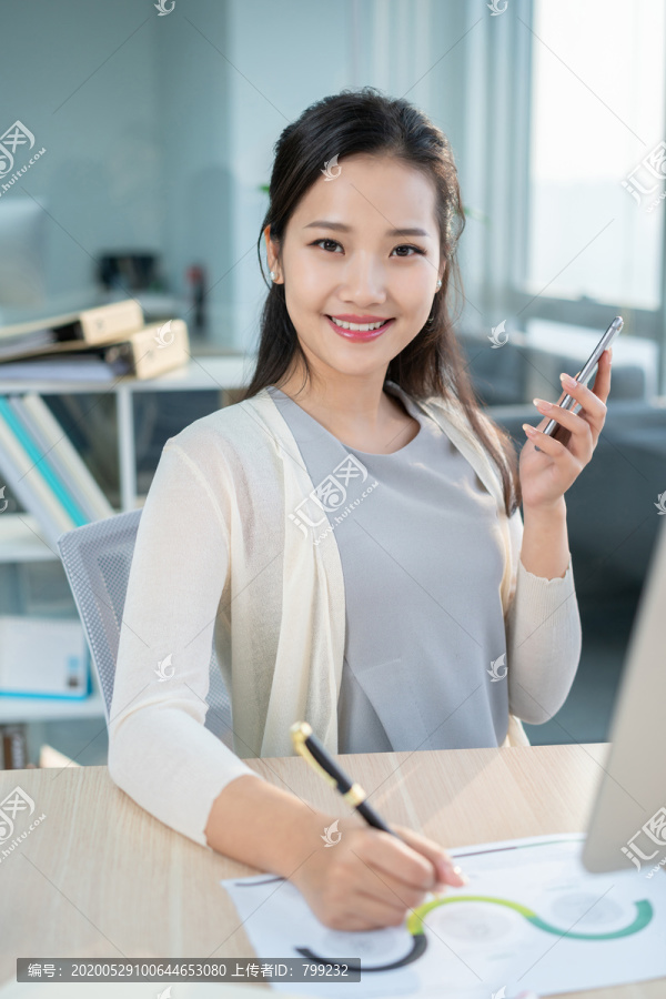 年轻女子休闲办公