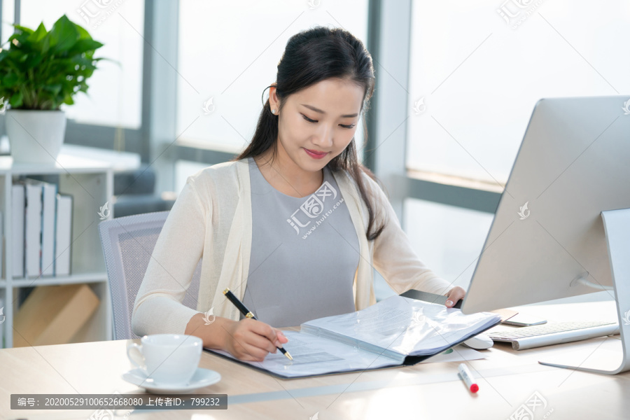 年轻女子休闲办公