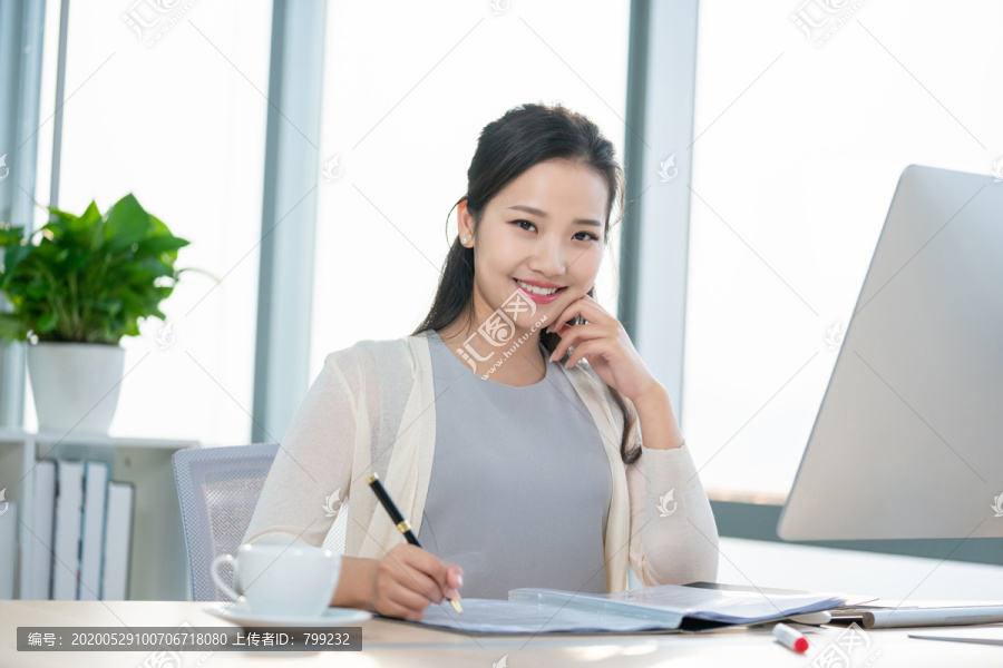 年轻女子休闲办公