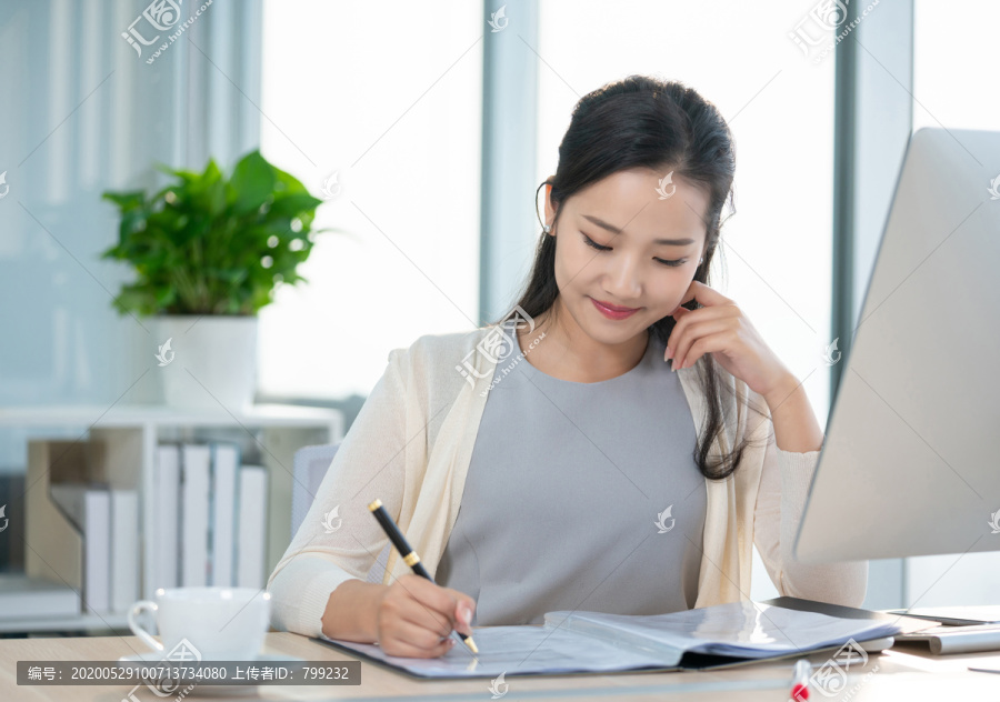 年轻女子休闲办公