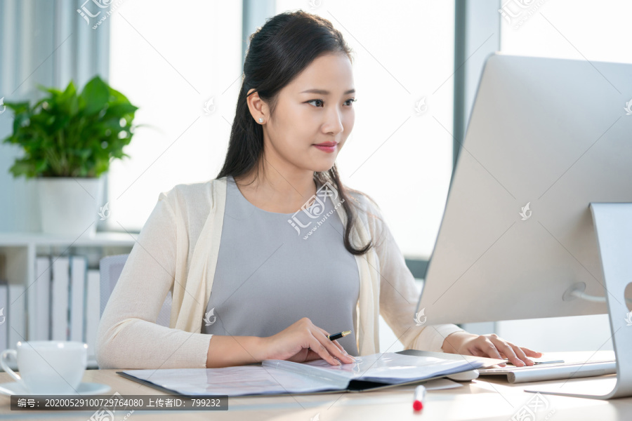 年轻女子休闲办公