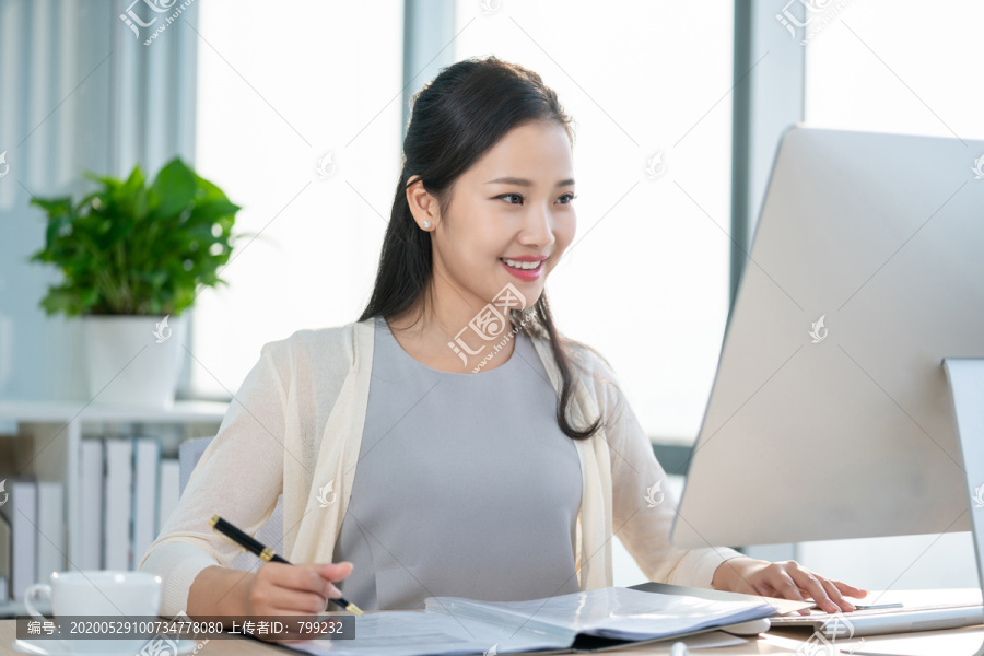 年轻女子休闲办公