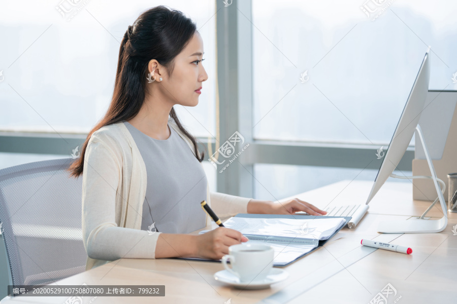 年轻女子休闲办公