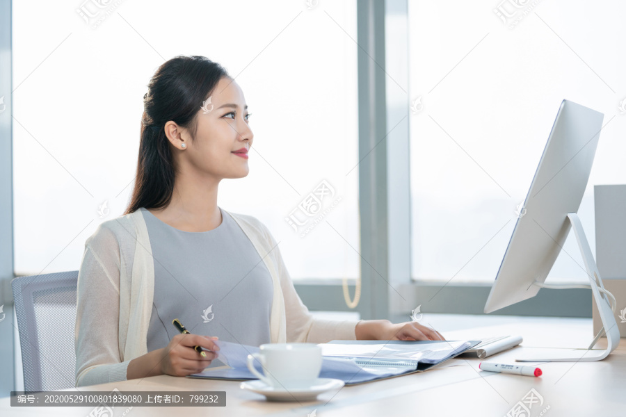年轻女子休闲办公