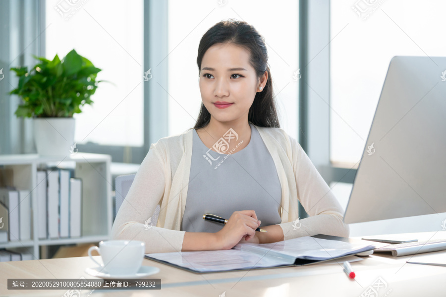 年轻女子休闲办公