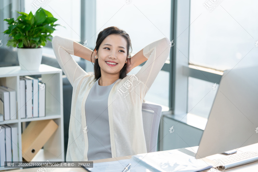 年轻女子休闲办公