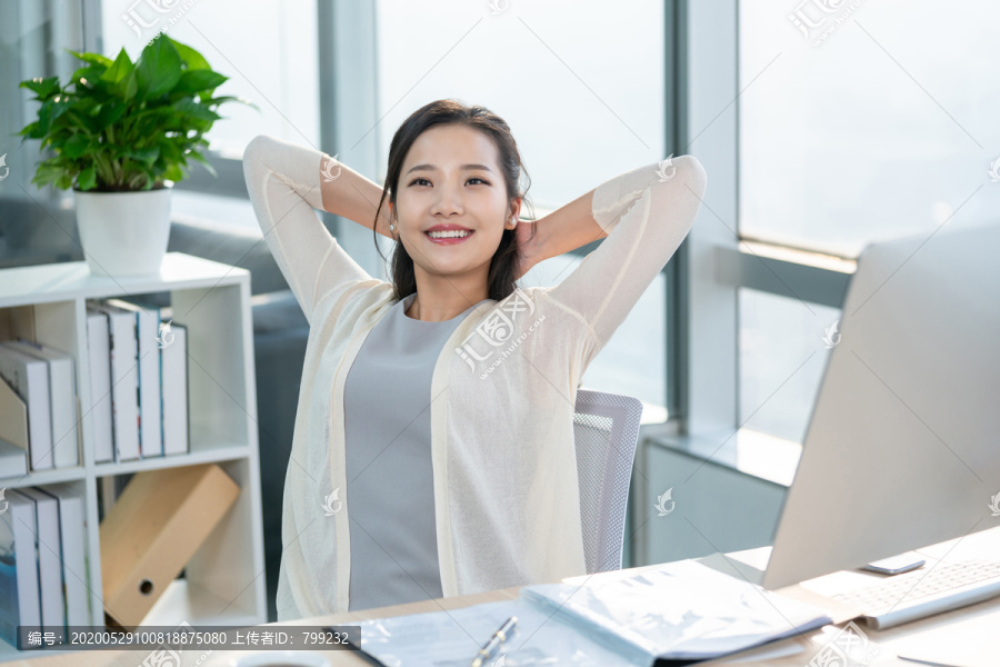 年轻女子休闲办公