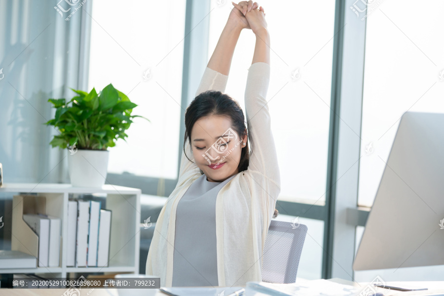 年轻女子休闲办公