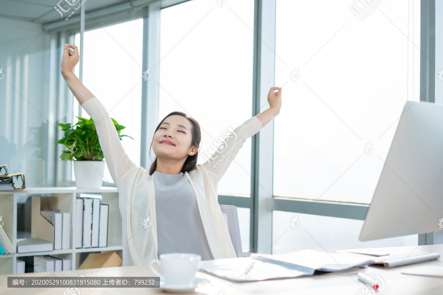 年轻女子休闲办公