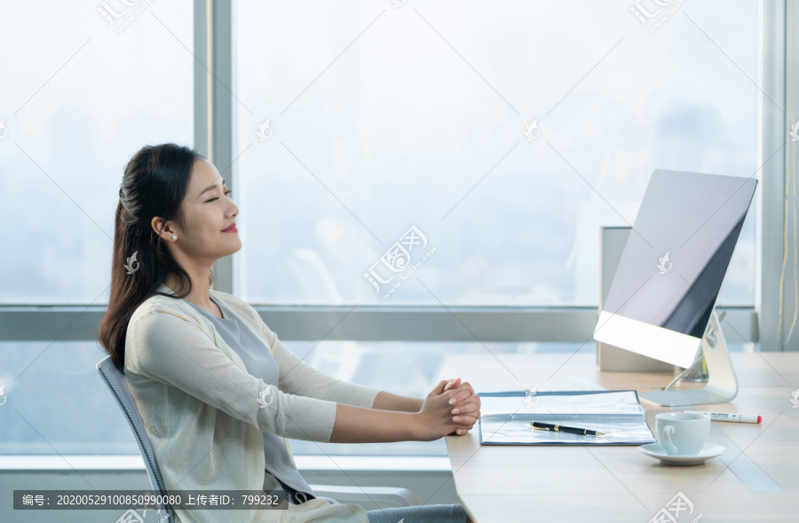 年轻女子休闲办公