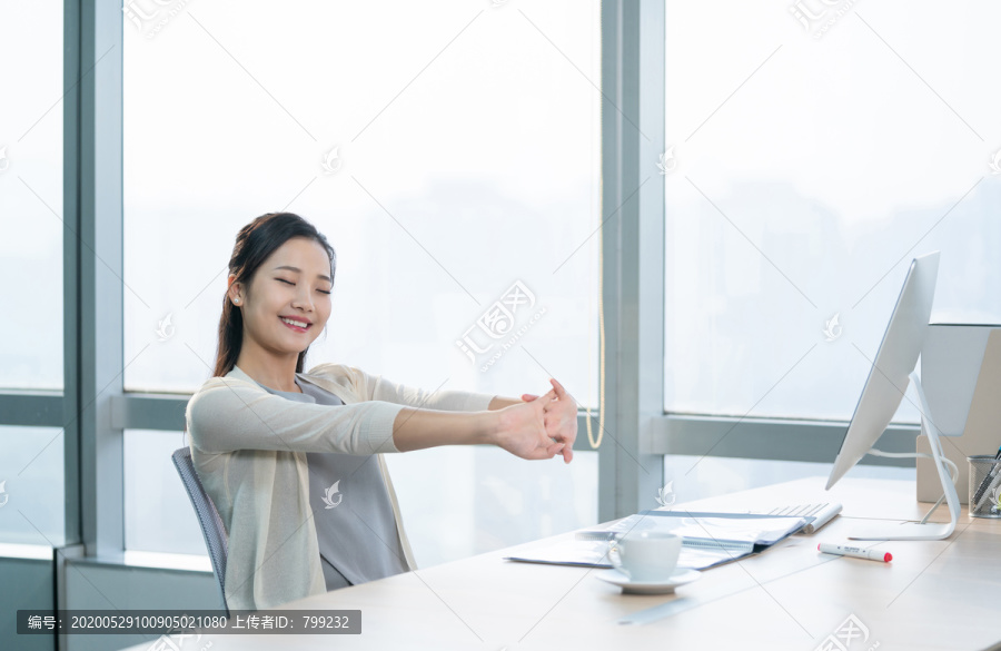 年轻女子休闲办公