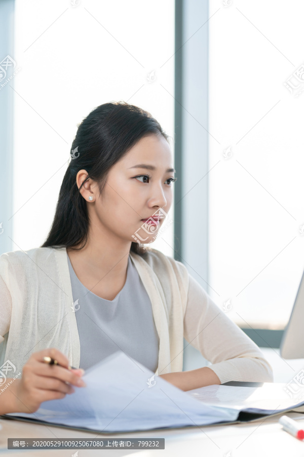 年轻女子休闲办公