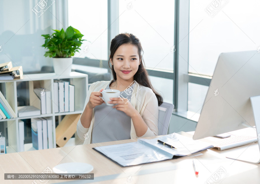 年轻女子休闲办公