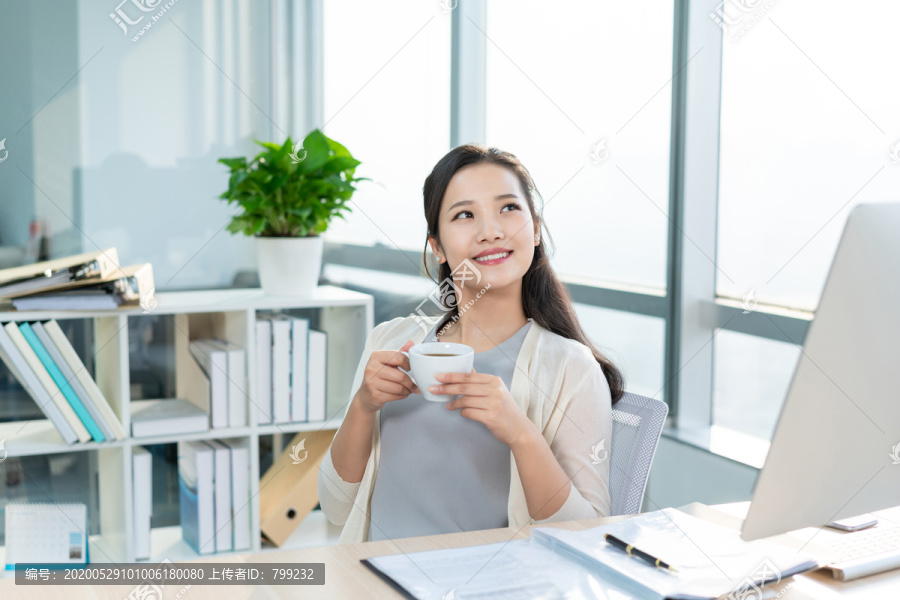 年轻女子休闲办公