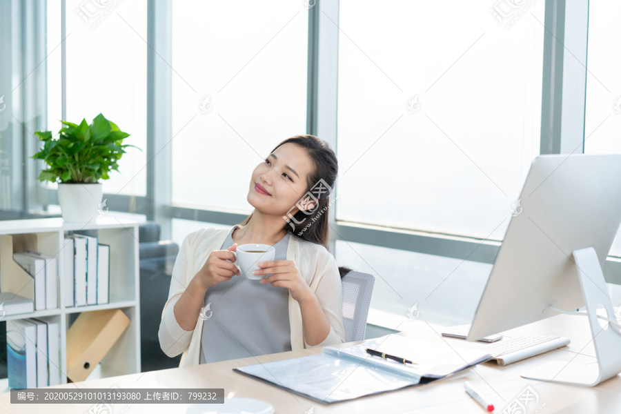 年轻女子休闲办公