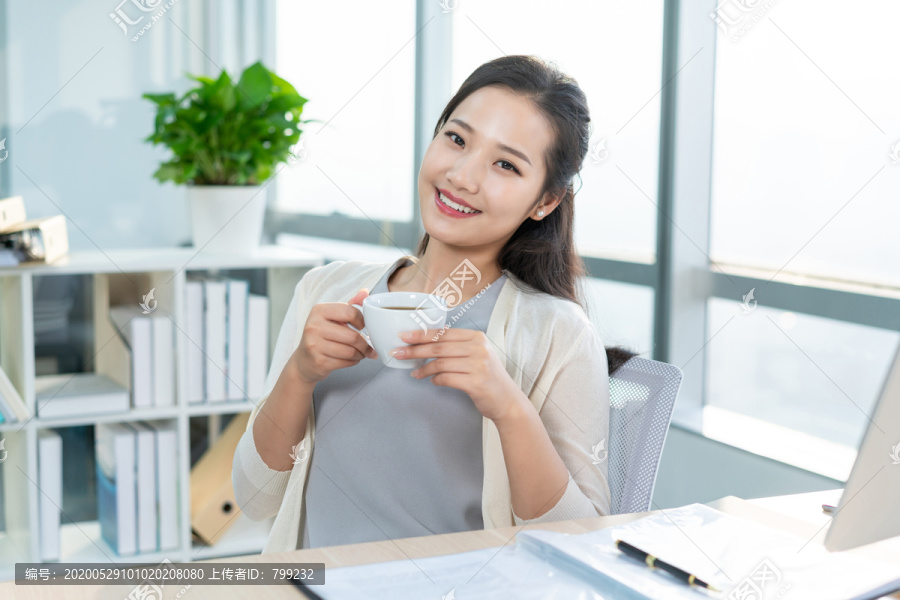 年轻女子休闲办公