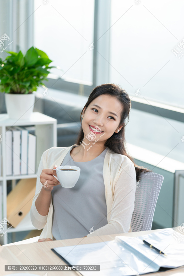 年轻女子休闲办公