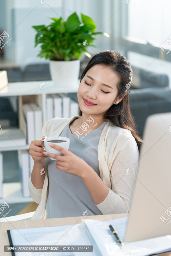 年轻女子休闲办公