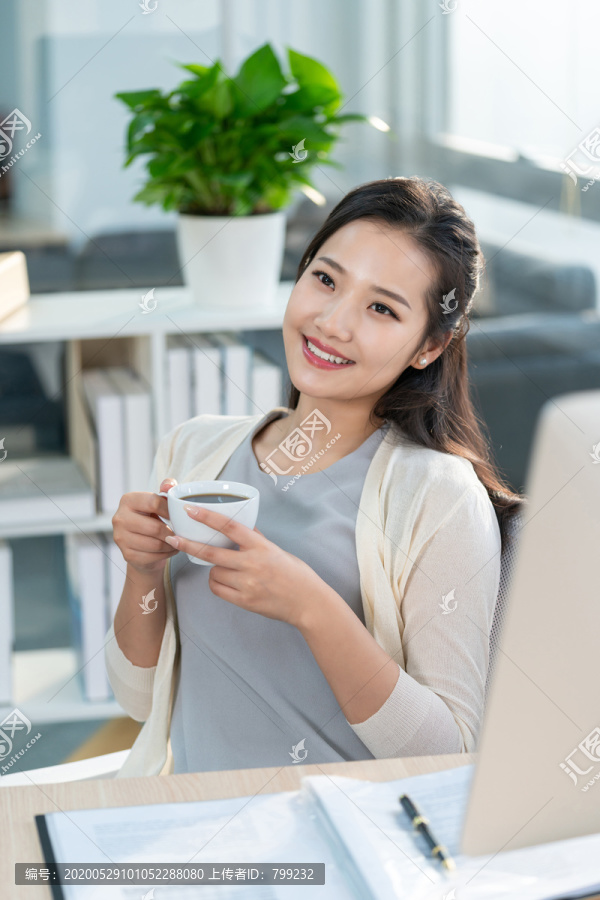 年轻女子休闲办公