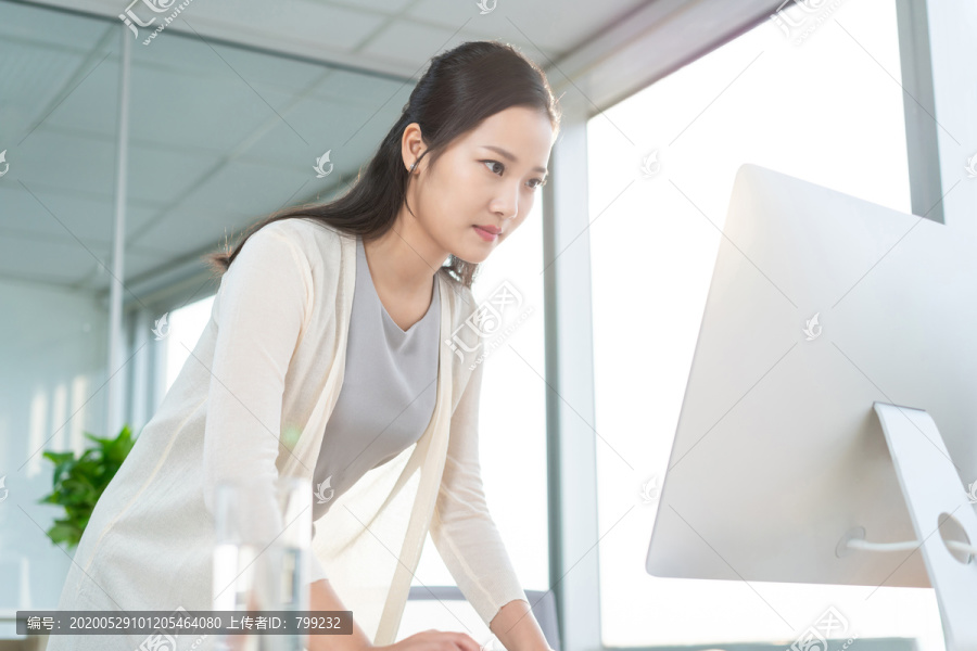 年轻女子休闲办公