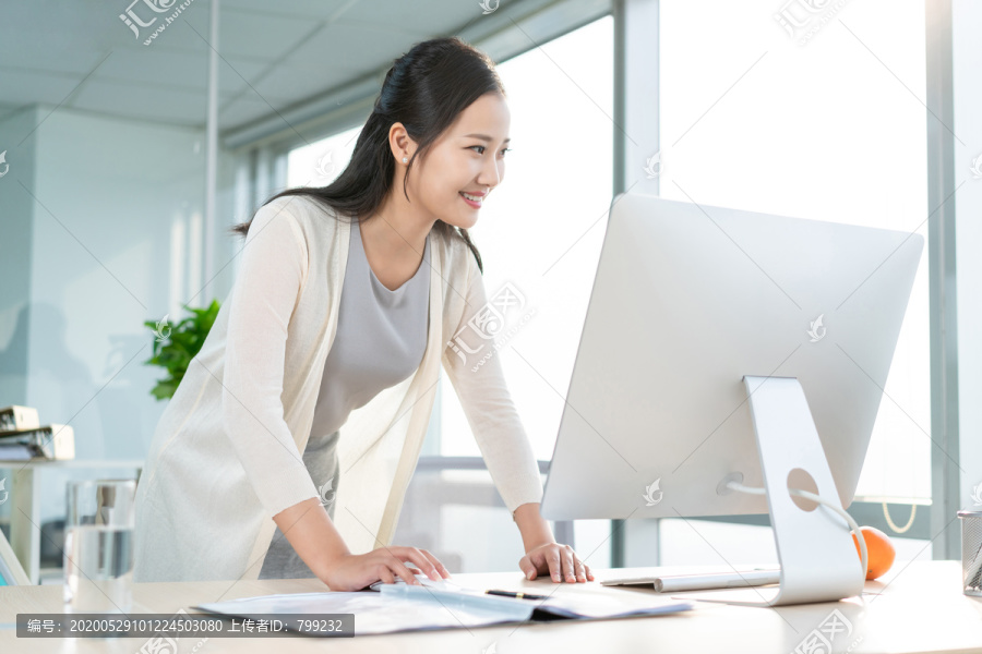 年轻女子休闲办公