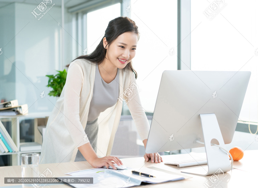 年轻女子休闲办公