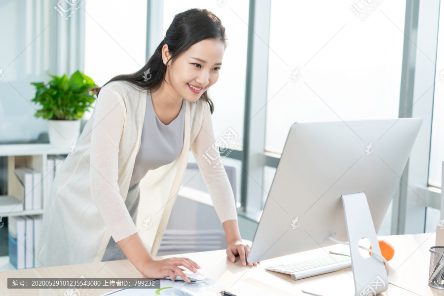 年轻女子休闲办公