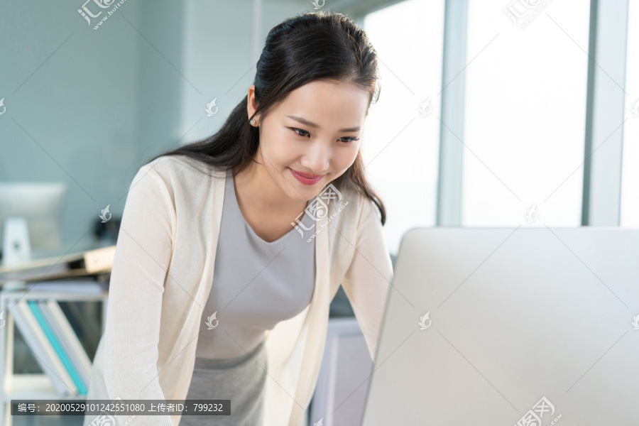 年轻女子休闲办公