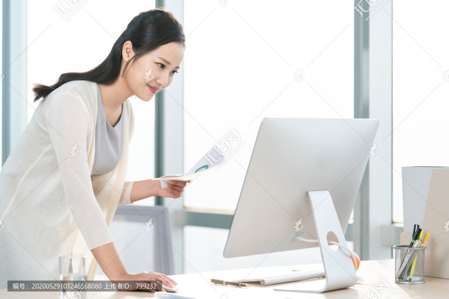 年轻女子休闲办公