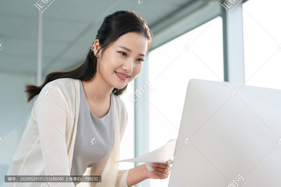 年轻女子休闲办公