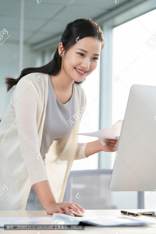 年轻女子休闲办公