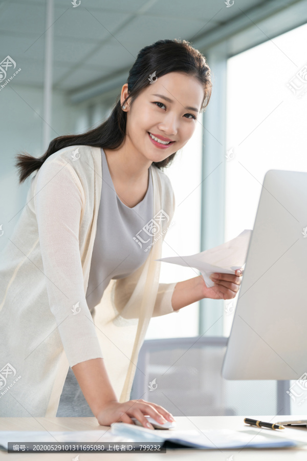 年轻女子休闲办公