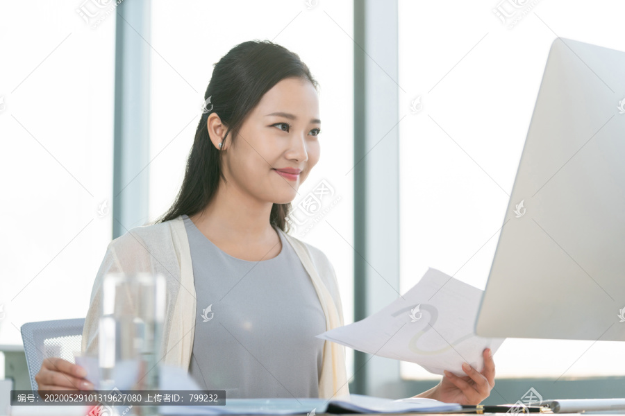 年轻女子休闲办公