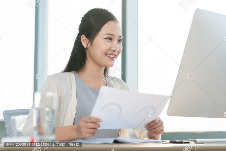 年轻女子休闲办公
