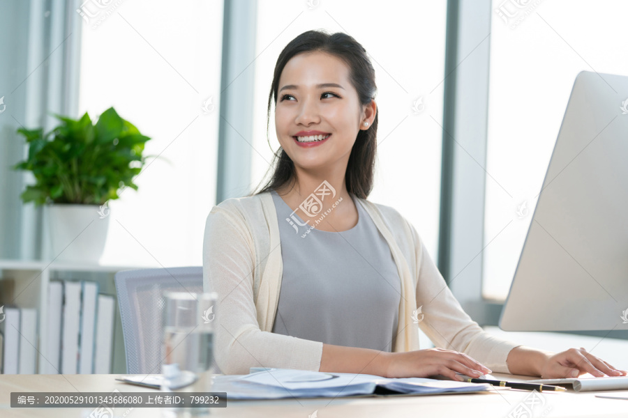 年轻女子休闲办公