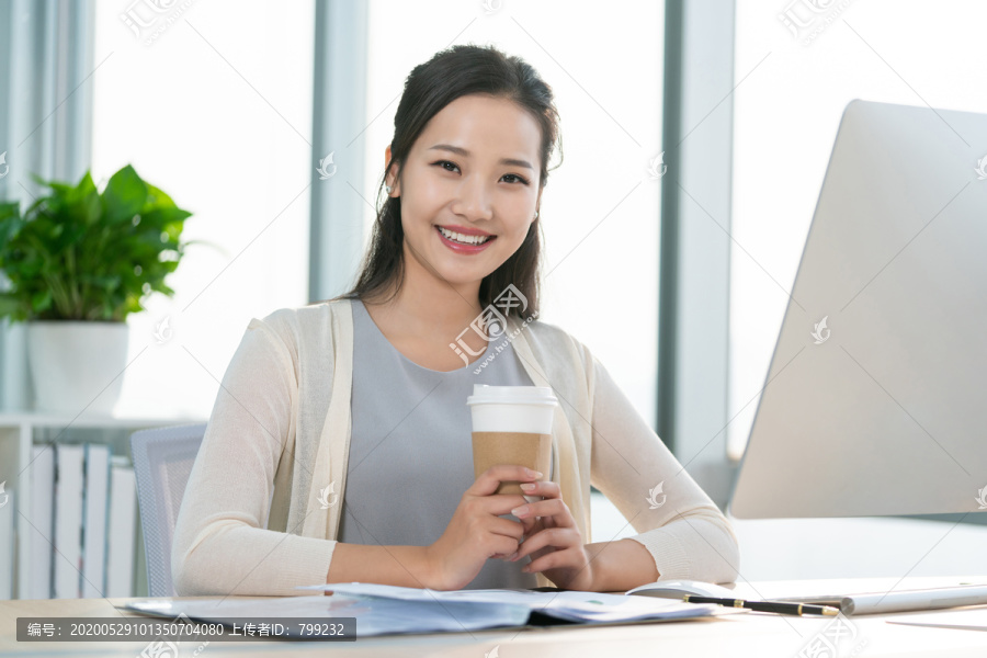年轻女子休闲办公