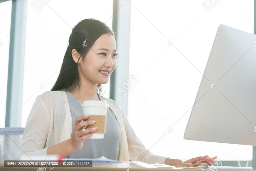 年轻女子休闲办公