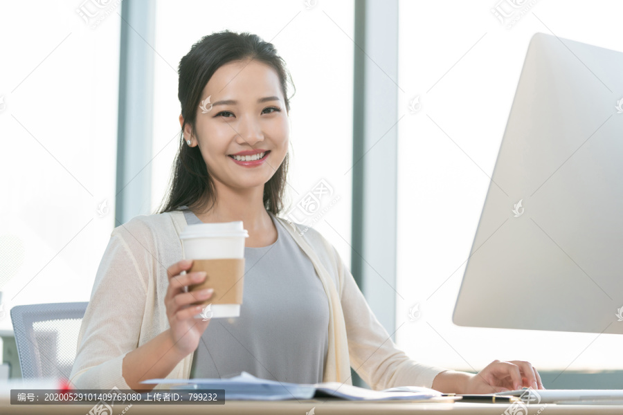 年轻女子休闲办公