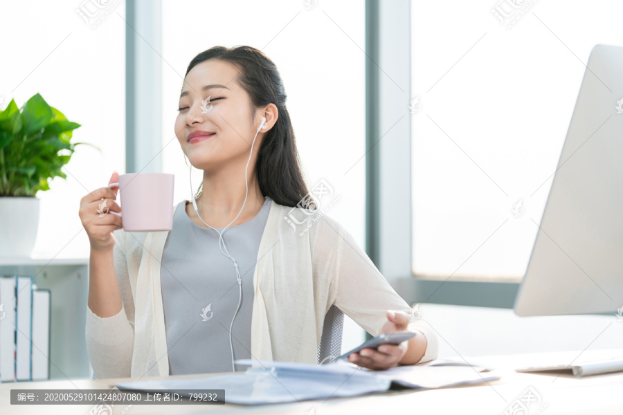年轻女子休闲办公