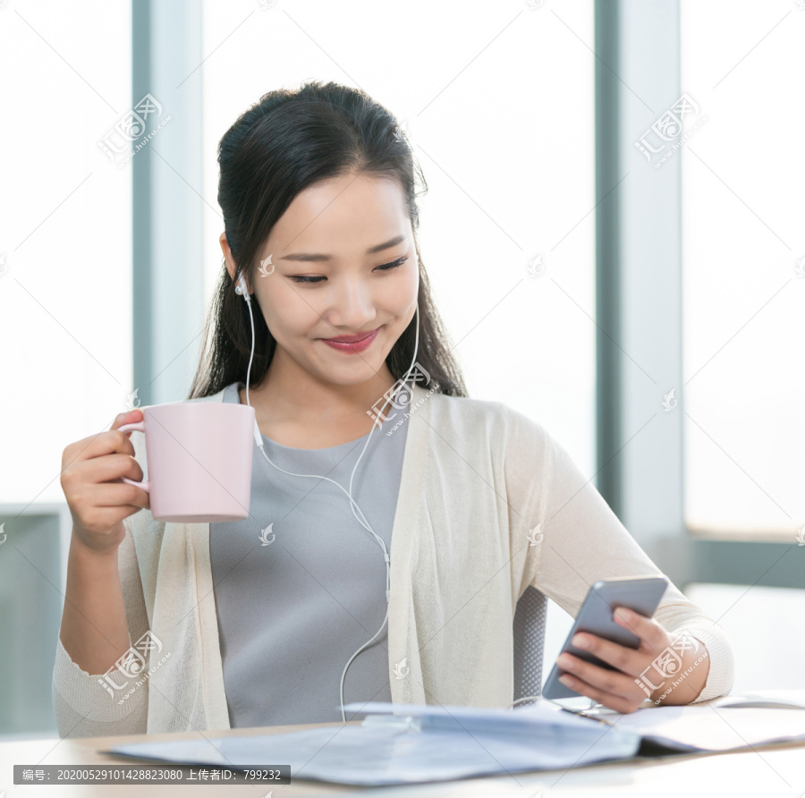 年轻女子休闲办公