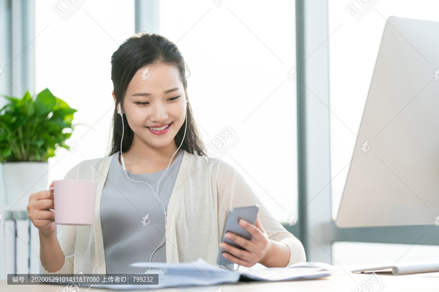 年轻女子休闲办公