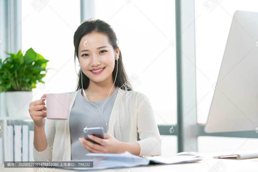 年轻女子休闲办公