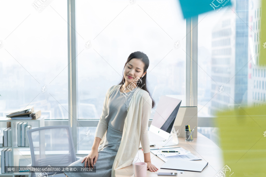 年轻女子休闲办公