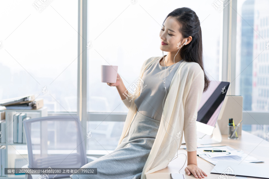 年轻女子休闲办公