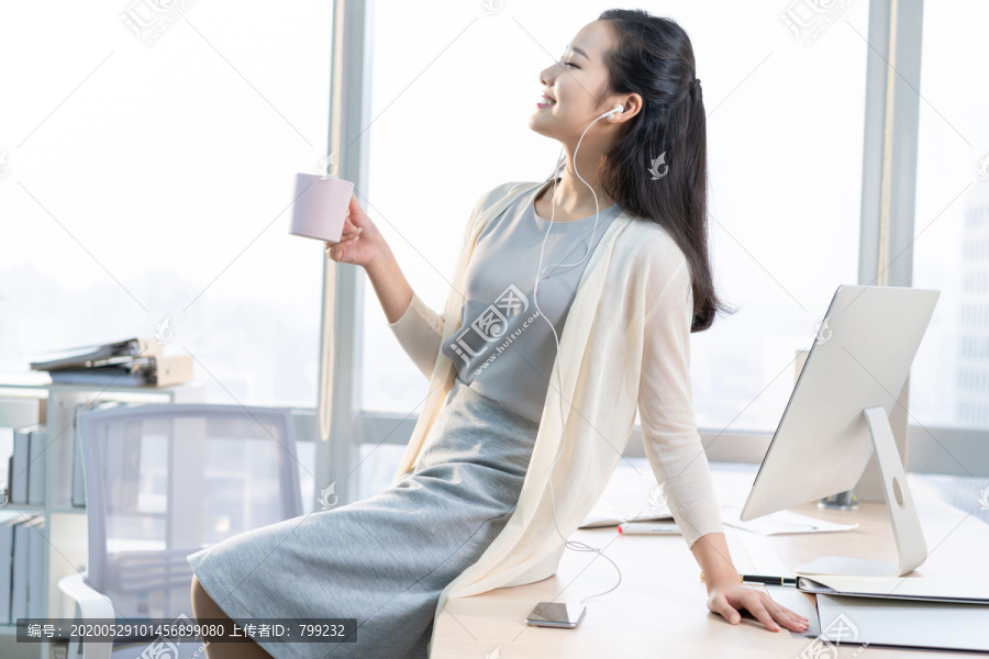 年轻女子休闲办公
