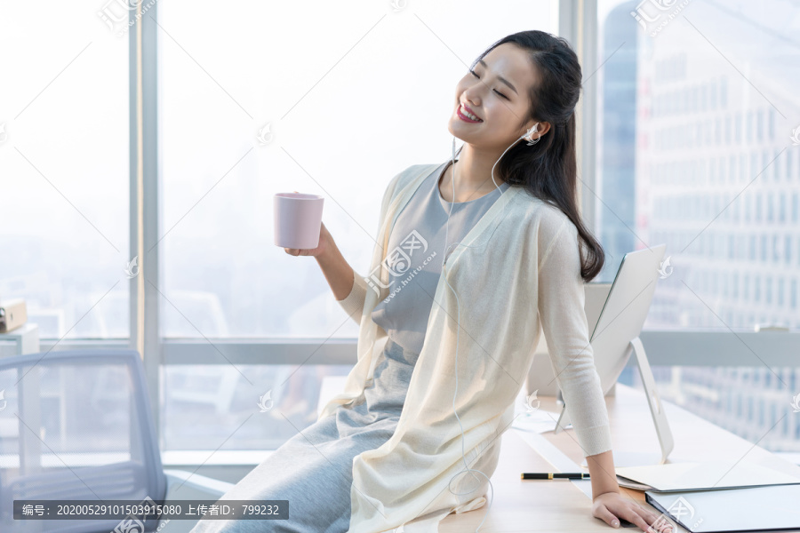 年轻女子休闲办公