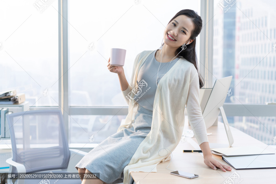 年轻女子休闲办公