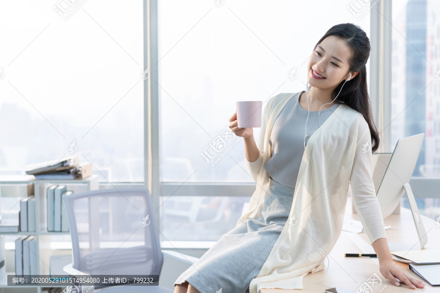 年轻女子休闲办公