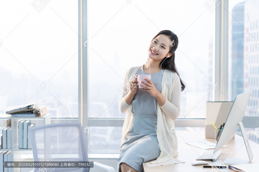 年轻女子休闲办公