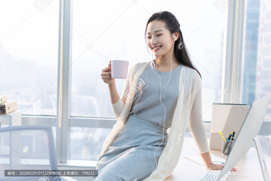 年轻女子休闲办公